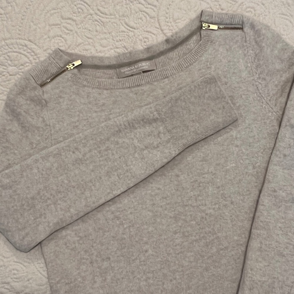 Banana Republic Touch of Cashmere Sweater Oatmeal Zipper Shoulder Women's Small